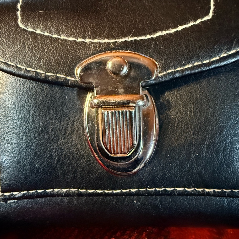 Lot of 6 gently used and new Wallets and 2 Purse Straps. - Picture 12 of 15